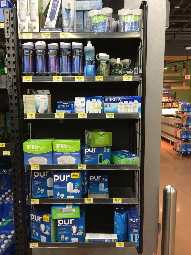 Schap met waterfilters van de Amerikaanse supermarkt Walmart